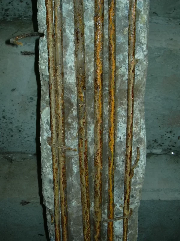 Imagine vizuala a unui stalp de beton cu armatura deteriorata