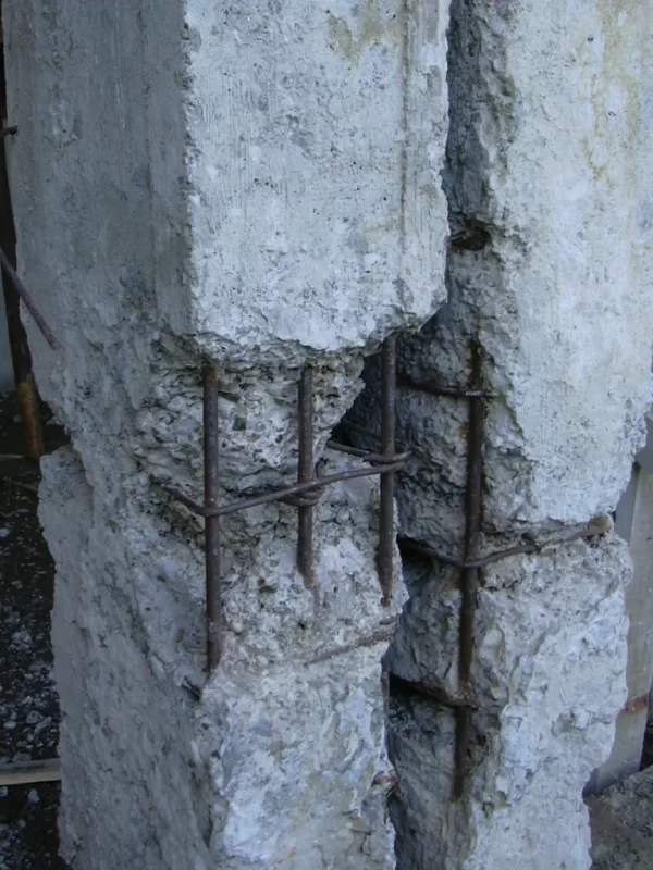 Lucrare de restaurare a unui stalp din beton deteriorat