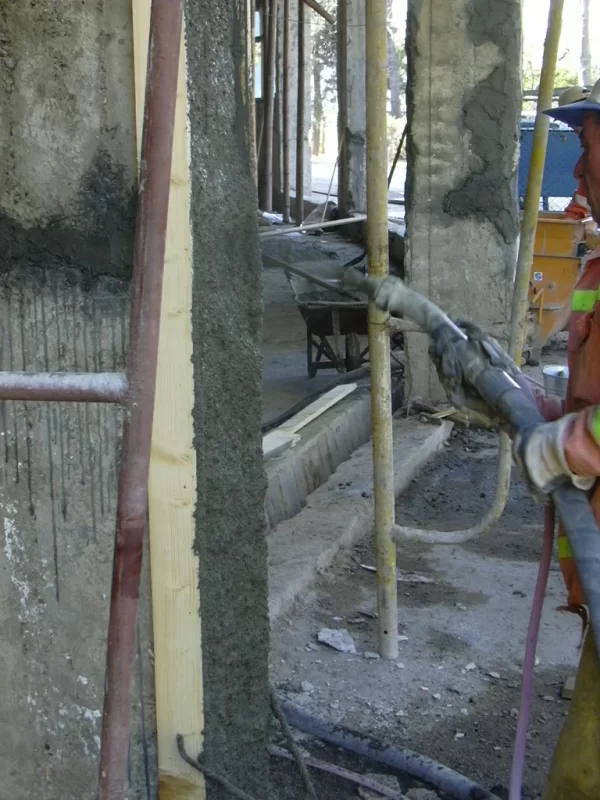 Imagine care descrie indeaproape o pulverizare corecta a unor materiale de protectie profesionale