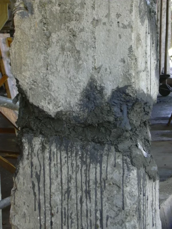 Imagine descriptiva pentru reabilitarea unui stalp de beton cu materiale profesionale